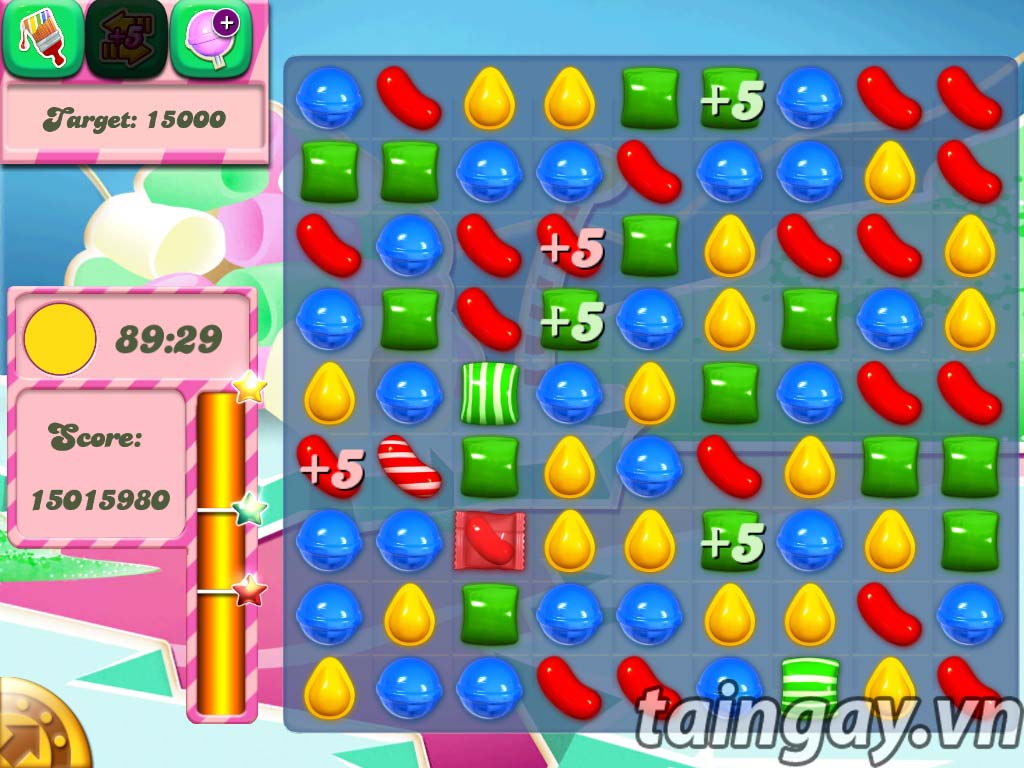 Candy Crush with simple gameplay takes players immersed in the world of sweets